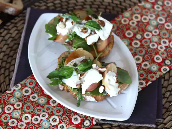 Recept Rukola, pečene breskve in burrata na toastu: popolna sladka in slana kombinacija!