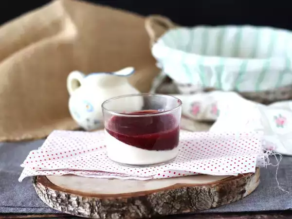 Recept Panna cotta z jagodnim coulisom