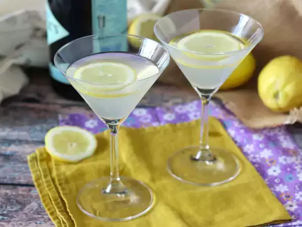 Recept Gin fizz, ki ga lahko med aperitivom delite z vsemi gosti