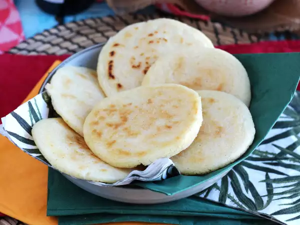 Recept Venezuelski arepas, kruhki brez glutena, narejeni iz samo 3 sestavin