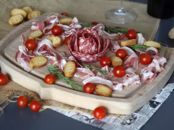 Recept Kako pripraviti krožnik z ocvirki? zložite ga v obliko vrtnice!