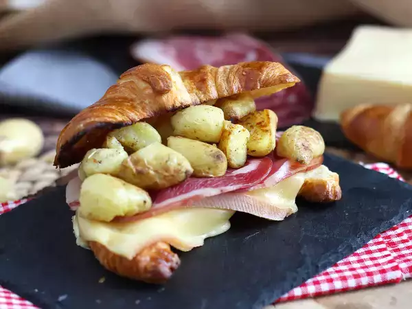 Recept Raclette croissant sendvič za okusno pozno kosilo!