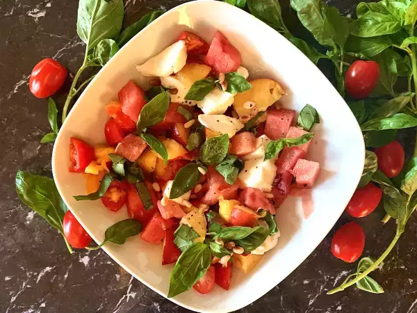 Recept Poletna solata z lubenico, paradižnikom in nektarino