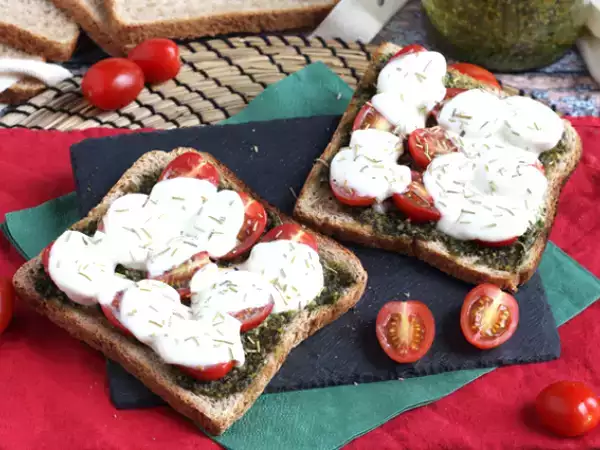 Recept Brusketa s pestom, češnjevim paradižnikom in sirom mocarela