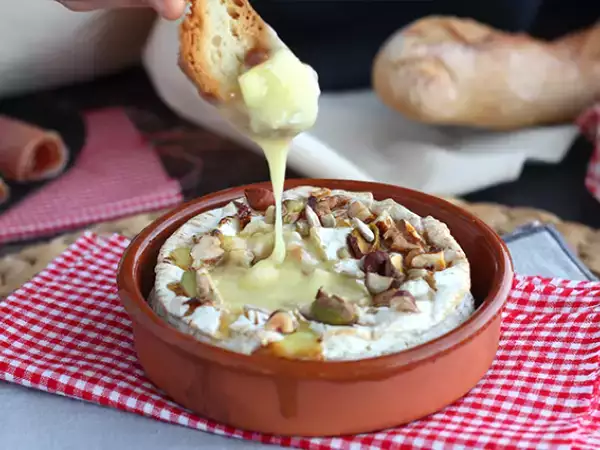 Recept V pečici pečen camembert z medom in orehi