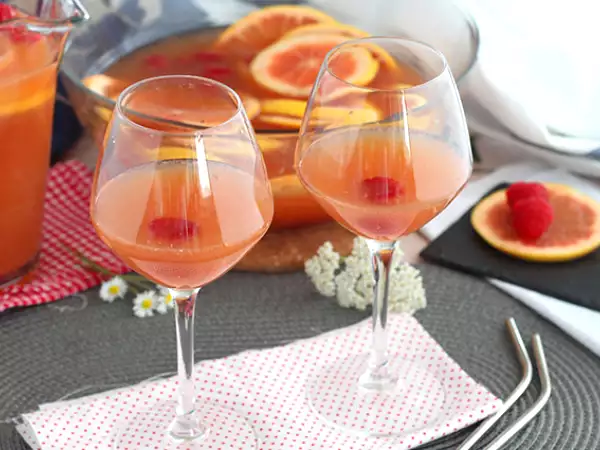 Recept Roza sangrija z rožnatim vinom