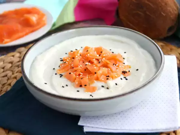 Recept Kremna cvetača, kokos in dimljeni losos