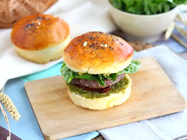 Recept Burger po italijansko: omaka pesto, suhi paradižniki, mocarela