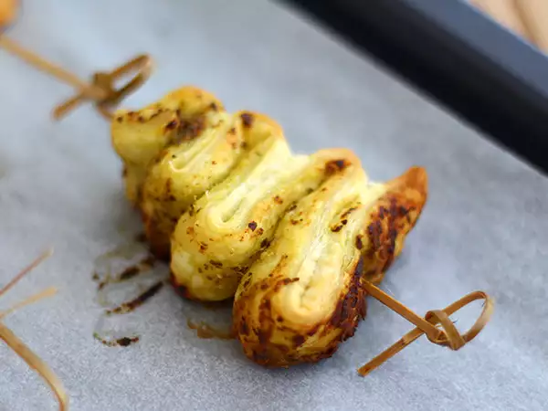 Recept Božična drevesca iz listnatega testa s pestom za božični aperitiv