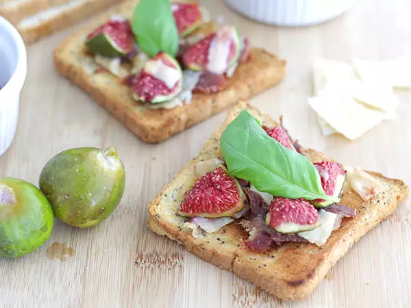 Recept Brusketa s figami, parmezanom in parmsko šunko