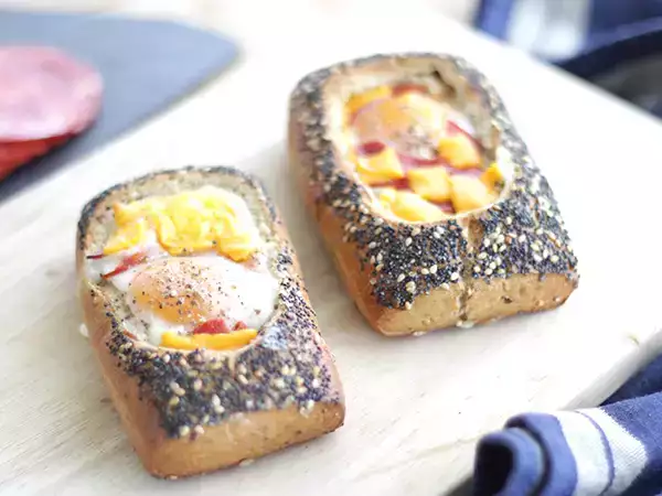 Recept Jajčni čolni s chorizom in sirom