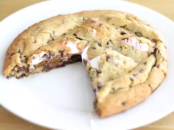 Recept Velikanska torta s piškoti in marshmallows