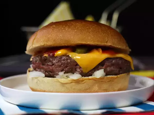 Recept Cheeseburger, slavni burger, ki ga obožujejo vsi!