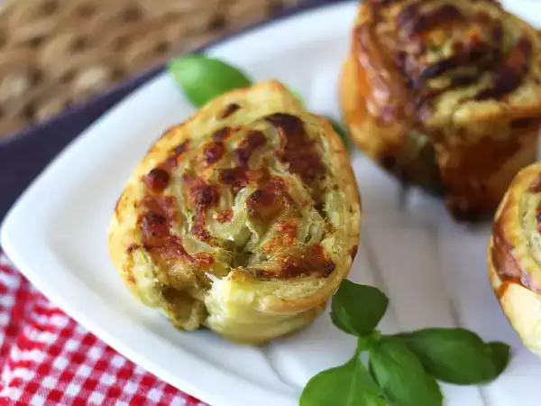 Recept Mozzarella pesto pecivo z zračnim cvrtnikom, pripravljeno v 15 minutah!