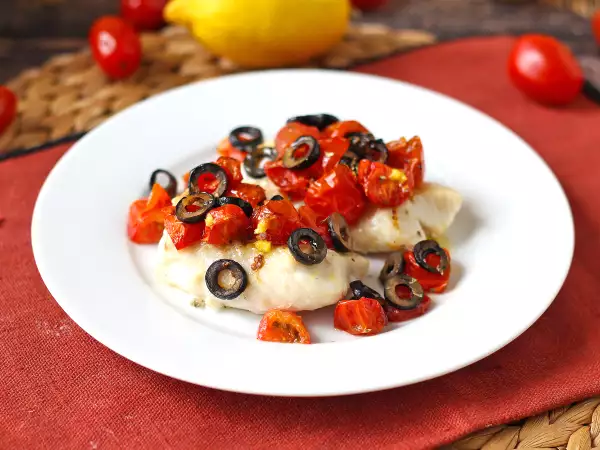 Recept Na zraku ocvrta trska s češnjevim paradižnikom, olivami in limono: lahek in hiter recept
