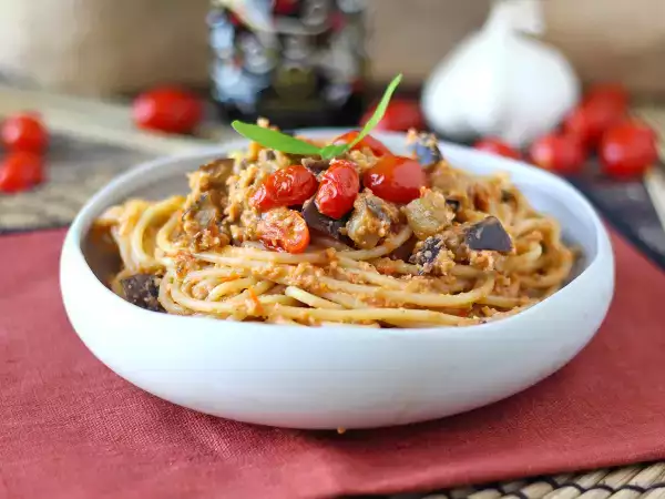 Recept Testenine s kremo iz jajčevcev in češnjevim paradižnikom: preprost in okusen recept