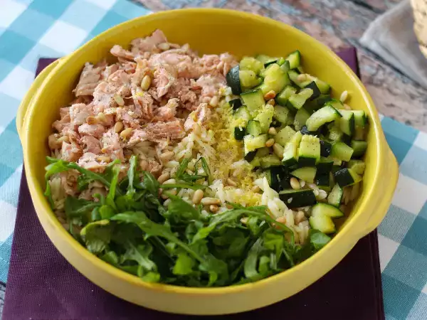 Recept Solata iz testenin orzo z lososom in bučkami