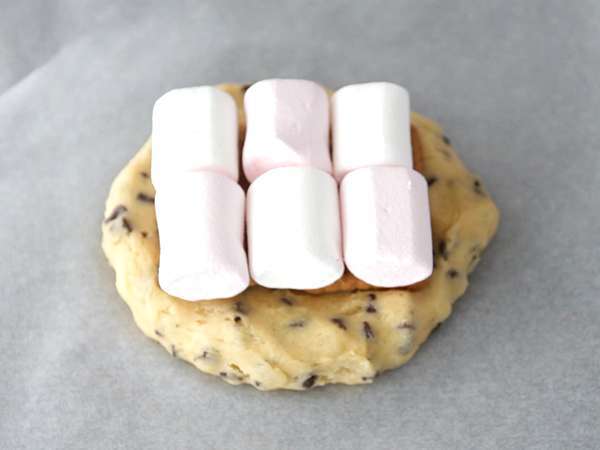 Velikanska torta s piškoti in marshmallows - Priprava korak 7