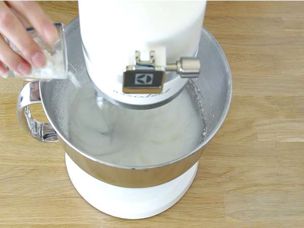 Enostavna jagodna pavlova - Priprava korak 1