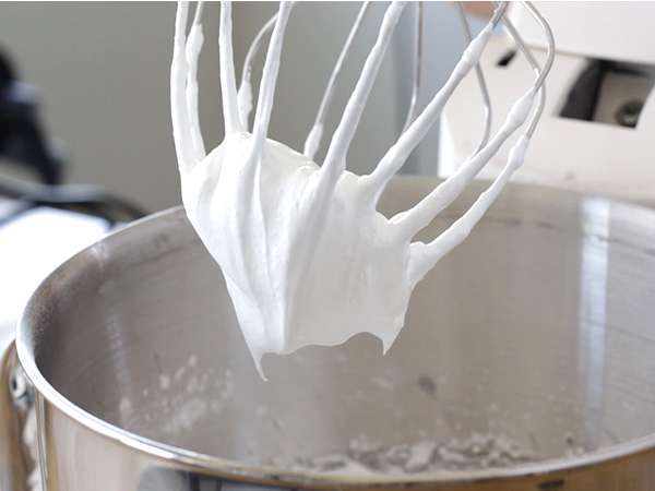 Enostavna jagodna pavlova - Priprava korak 2