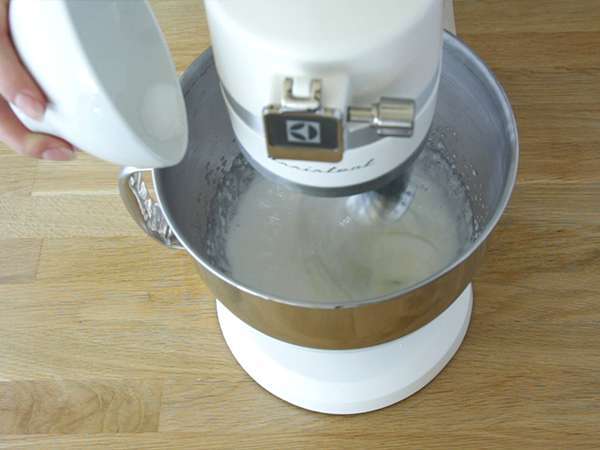 Enostavna jagodna pavlova - Priprava korak 4