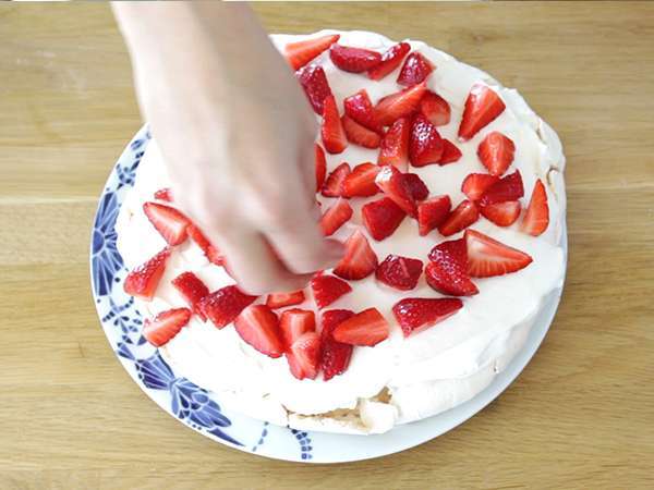 Enostavna jagodna pavlova - Priprava korak 6