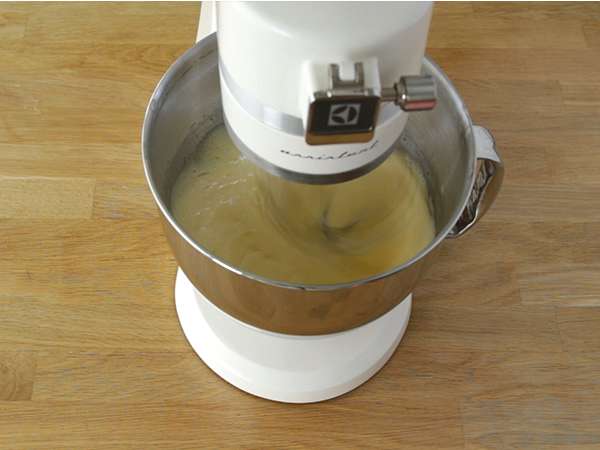 Tres Leches torta s tremi mleki - Priprava korak 2