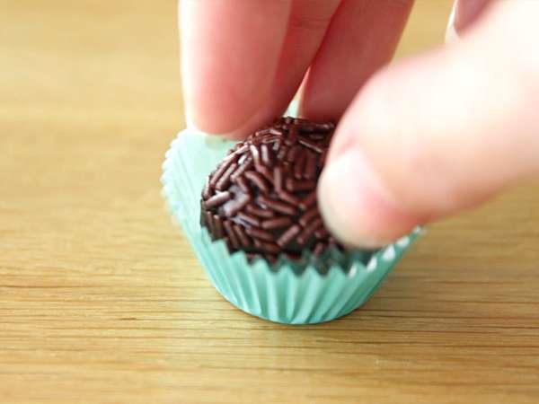 Brigadeiro, majhne brazilske slaščice - Priprava korak 5