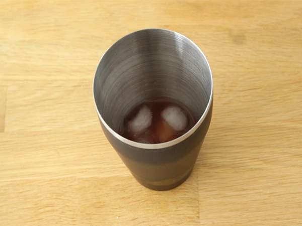 Cosmopolitan z brusničnim sokom - Priprava korak 1