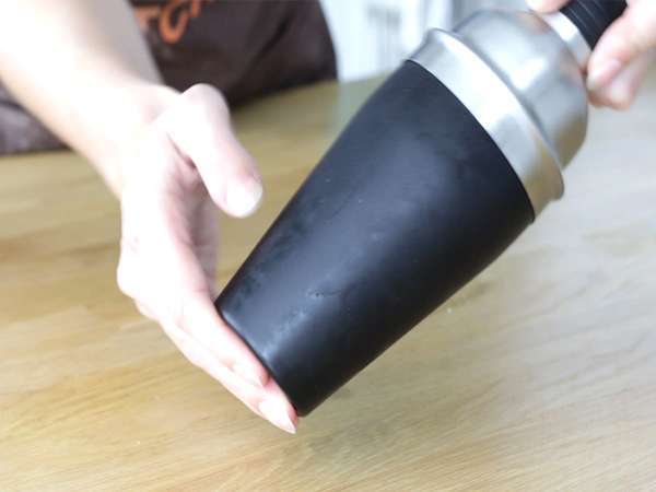 Cosmopolitan z brusničnim sokom - Priprava korak 2