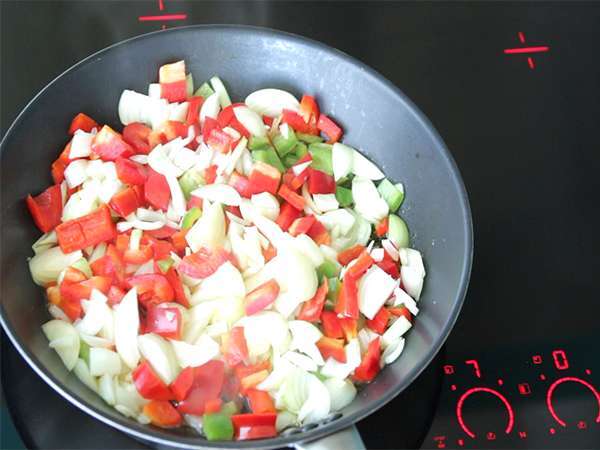 Španske empanade iz tune - Priprava korak 1