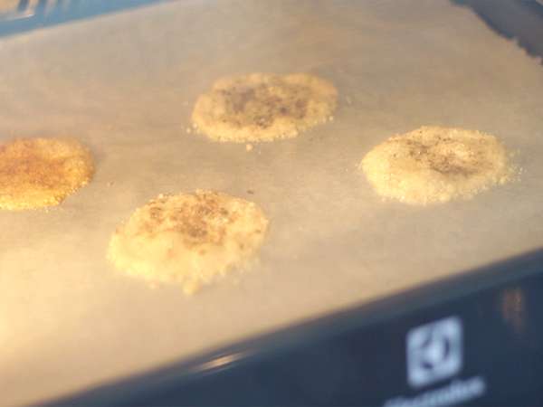 Parmezanov čips z zelišči in začimbami - Priprava korak 3