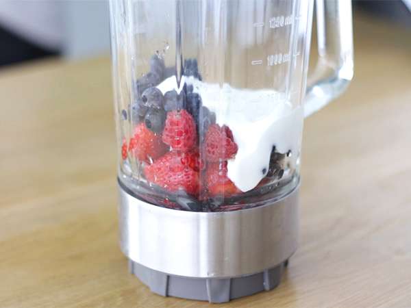 Rdeča sadna skleda za smoothie - Priprava korak 1