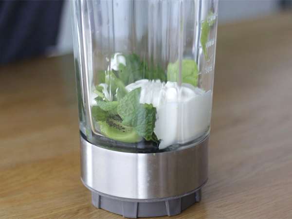 Smoothie skleda kivi meta špinača poganjki - Priprava korak 1