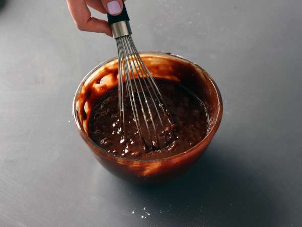 Enostavna in vlažna čokoladna torta - Priprava korak 3