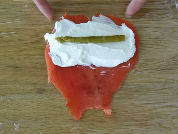 Lososovi zvitki s kozjim sirom in šparglji - Priprava korak 2