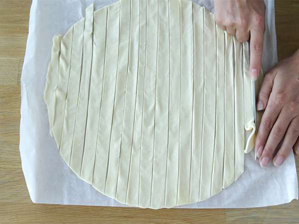 Stožci iz listnatega testa z lososom in drobnjakom - Priprava korak 1