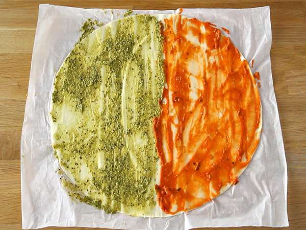 Božična drevesca iz listnatega testa s pestom za božični aperitiv - Priprava korak 1