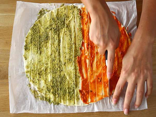 Božična drevesca iz listnatega testa s pestom za božični aperitiv - Priprava korak 2