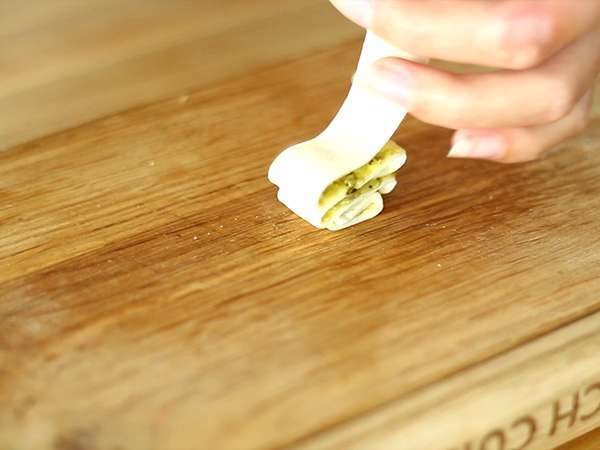 Božična drevesca iz listnatega testa s pestom za božični aperitiv - Priprava korak 3