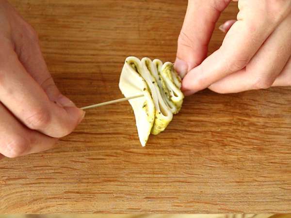 Božična drevesca iz listnatega testa s pestom za božični aperitiv - Priprava korak 4