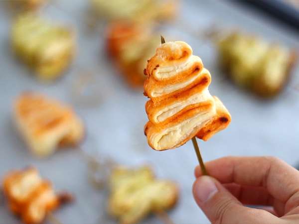 Božična drevesca iz listnatega testa s pestom za božični aperitiv - Priprava korak 6