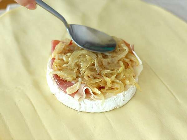 Šunka in čebula Camembert iz listnatega testa - Priprava korak 2