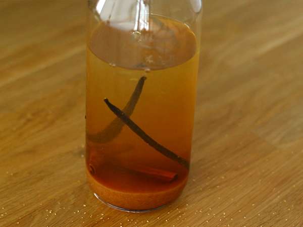 Vanilija in cimet, aranžirana z rumom - Priprava korak 2