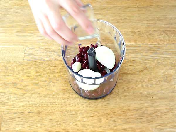 Vegetarijanski burger z rdečim fižolom - Priprava korak 1