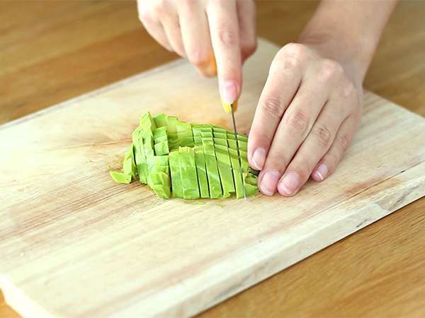 Hrenovka z lososom in avokadom - Priprava korak 1