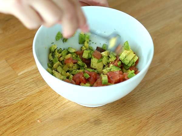 Hrenovka z lososom in avokadom - Priprava korak 2