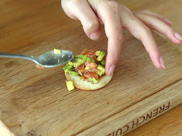 Hrenovka z lososom in avokadom - Priprava korak 3