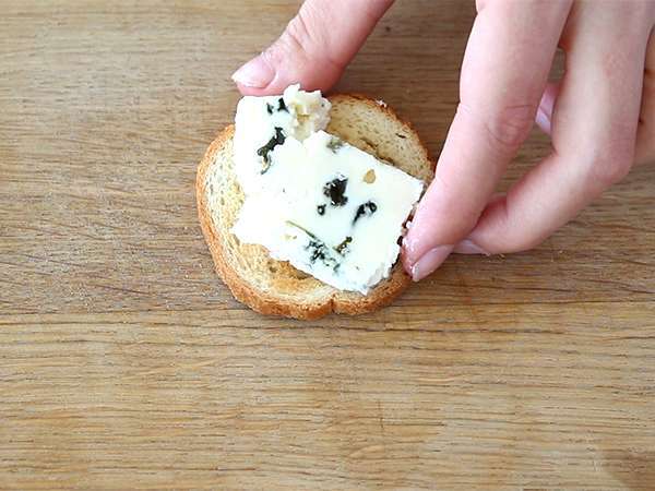 Toast z Roquefortom, orehi in medom - Priprava korak 1