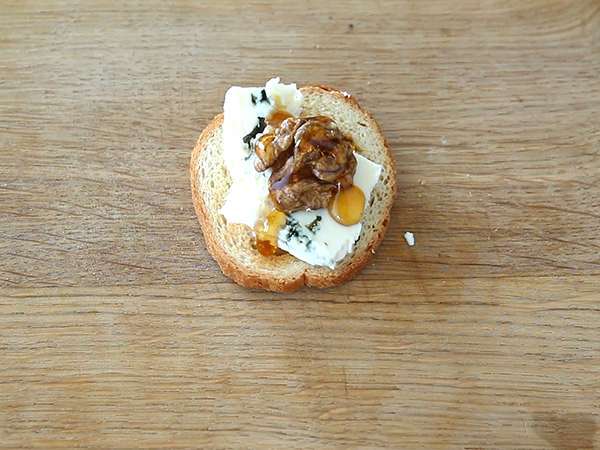 Toast z Roquefortom, orehi in medom - Priprava korak 2